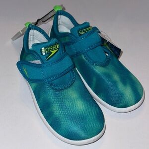Speedo size large 9-10 Kids blue green water shoes NWT